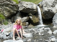 Bain de pieds dans un torrent alpin